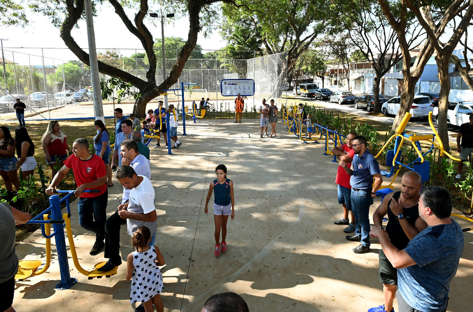 Iluminação moderna da praça promove segurança