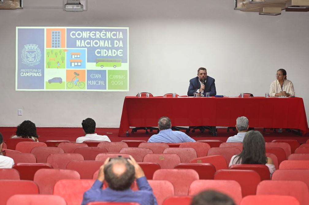 A pré-conferência foi mediada pelo secretário de Planejamento e Desenvolvimento Urbano, Marcelo Coluccini, e a secretária adjunta, Marcela Pupin