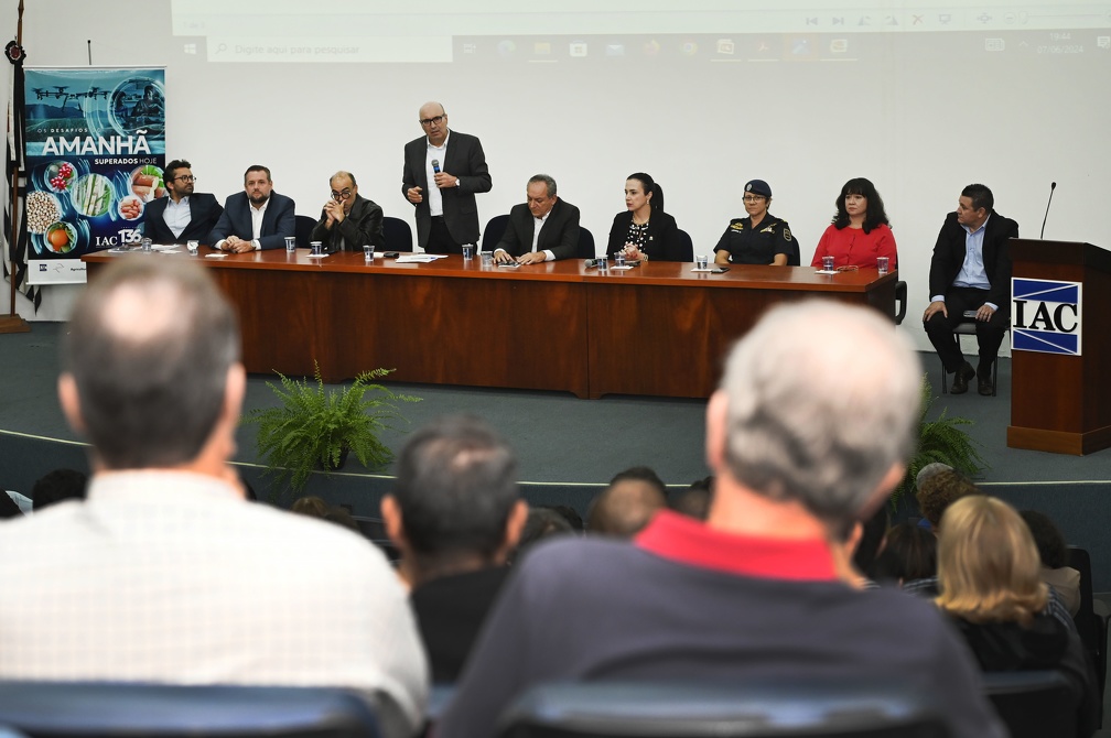 Autoridades e representantes de diversos setores da sociedade participaram da abertura na noite de sexta-feira