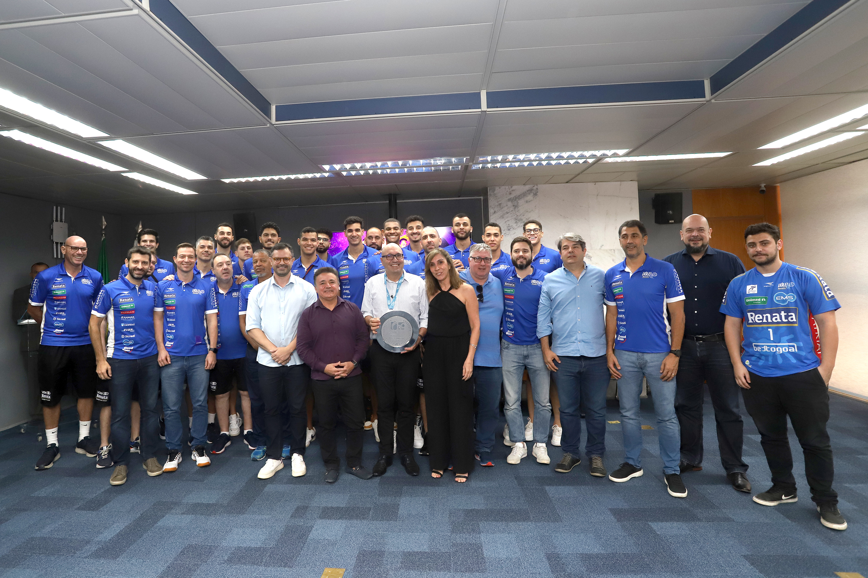 Jogadores, comissão técnica e dirigentes participaram da homenagem