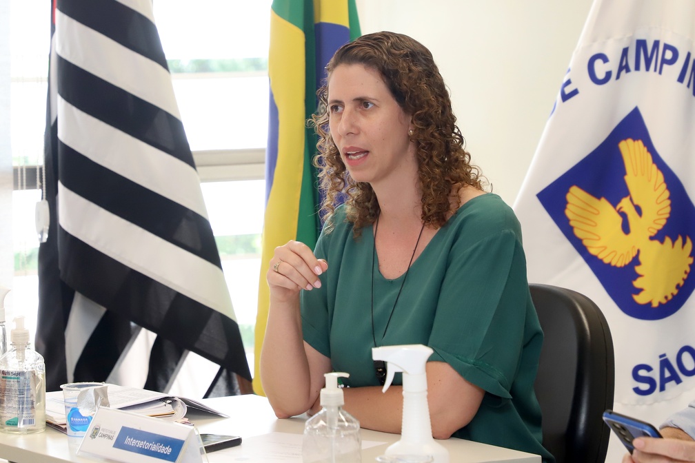 A assessora técnica do Devisa, Priscilla Pegoraro, destaca importância da união de forças contra a dengue