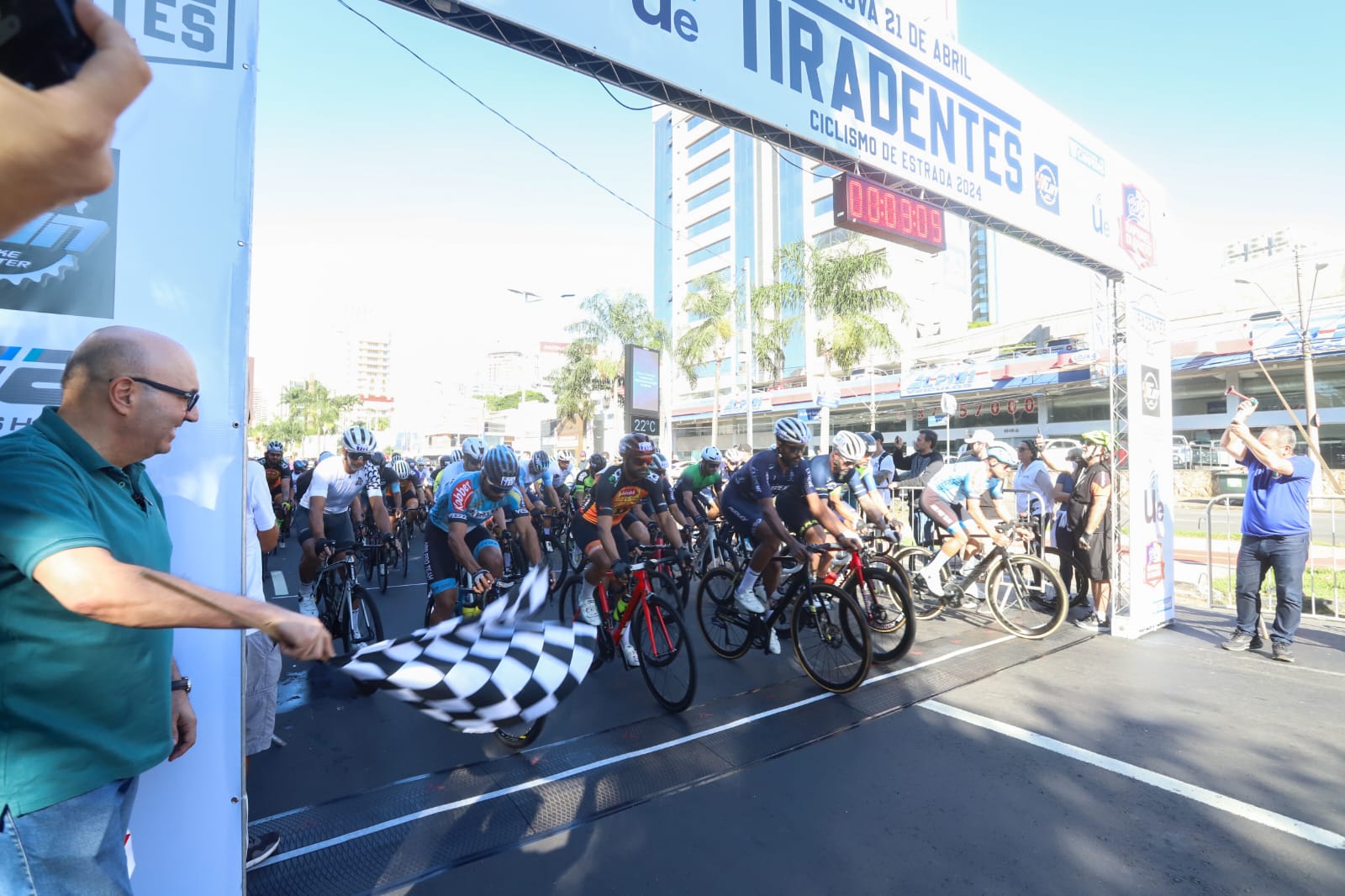 Prefeito Dário Saadi dá a largada da prova Tiradentes de Ciclismo