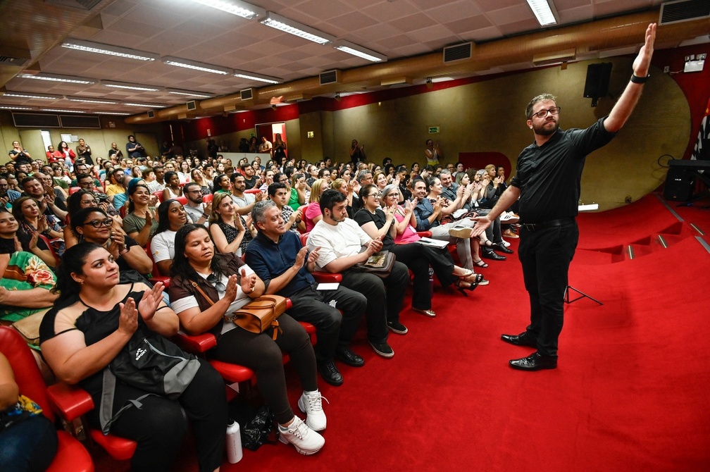 Público foi convidado pelo maestro Leandro Cavini a participar do Coral