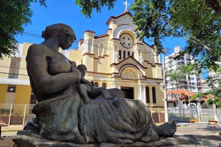 Monumento à Mãe Preta é um dos pontos visitados no passeio