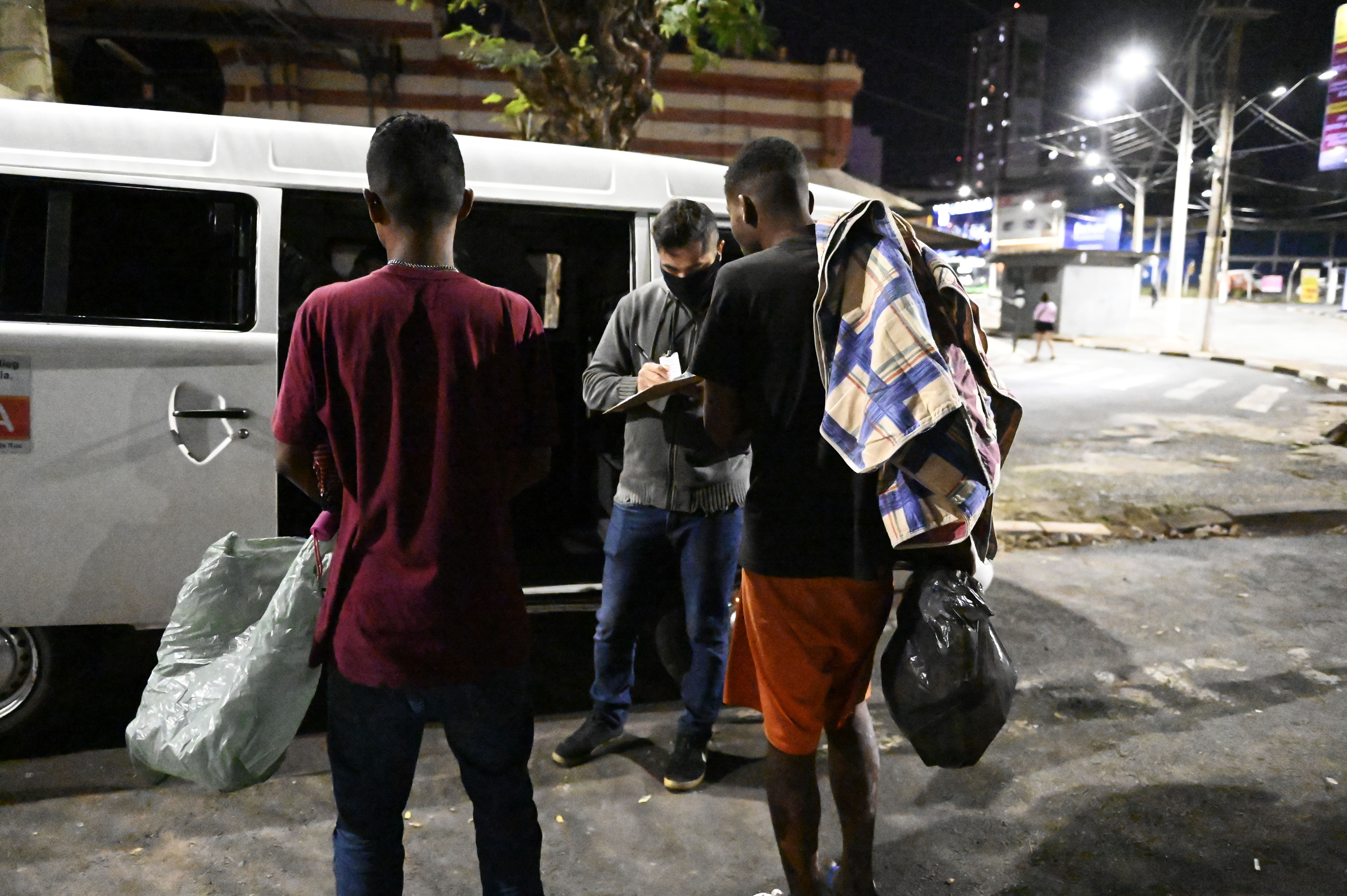 Equipes do SOS Rua atuam oferecendo atendimento, abrigo e distribuindo cobertores