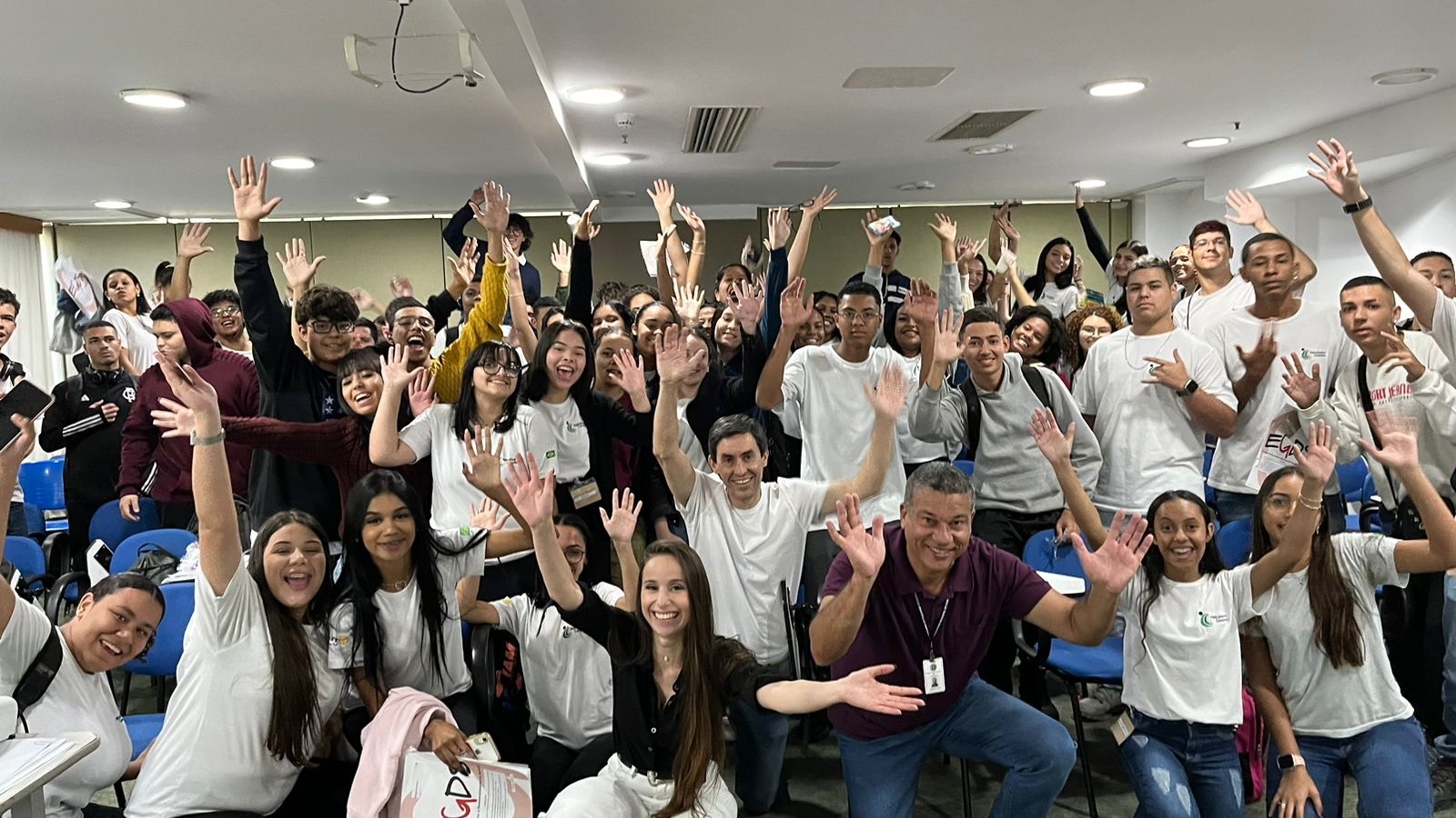 Participantes da turma 1 posam com seus certificados de participação 