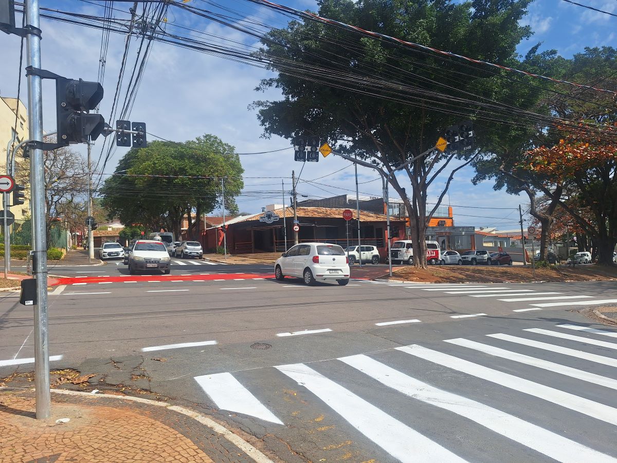 Semáforos contam com focos para pedestres e botoeiras