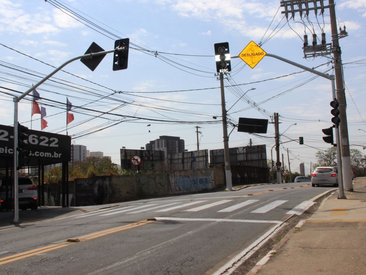 Para realizar a travessia, os pedestres devem acionar as botoeiras