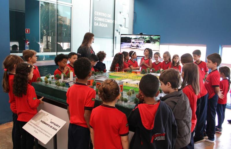 Visita dos alunos da escola Crescer no Museu da Água