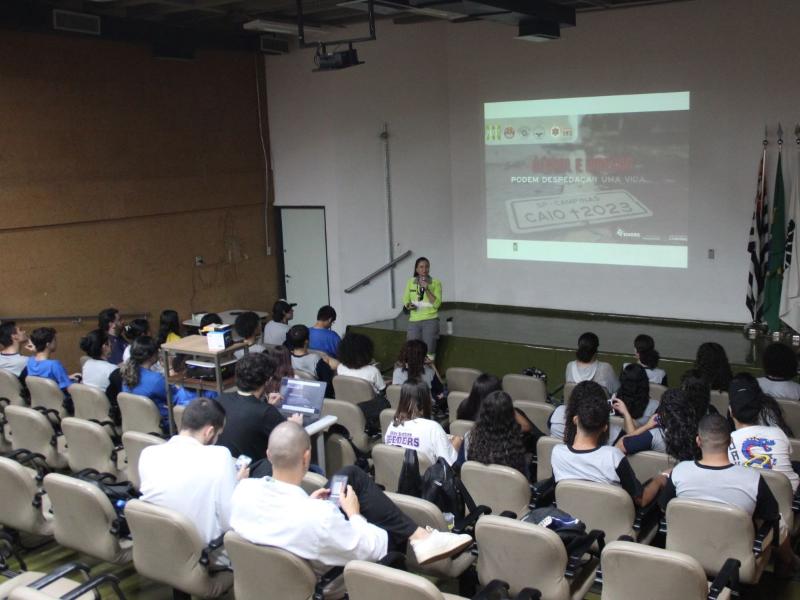 Jovens assistem palestras e vídeos sobre segurança viária e também visitam UTIs e enfermarias do Hospital de Clínicas da Unicamp para verem casos de traumatismos causados por acidentes de trânsito