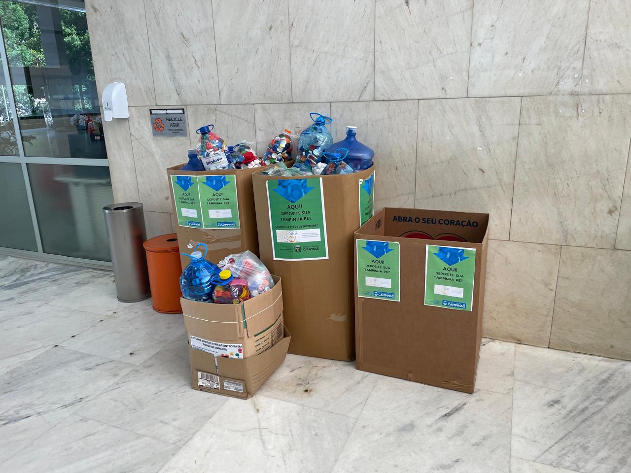 Ponto de arrecadação de tampinhas fica no saguão do Paço Municipal de Campinas