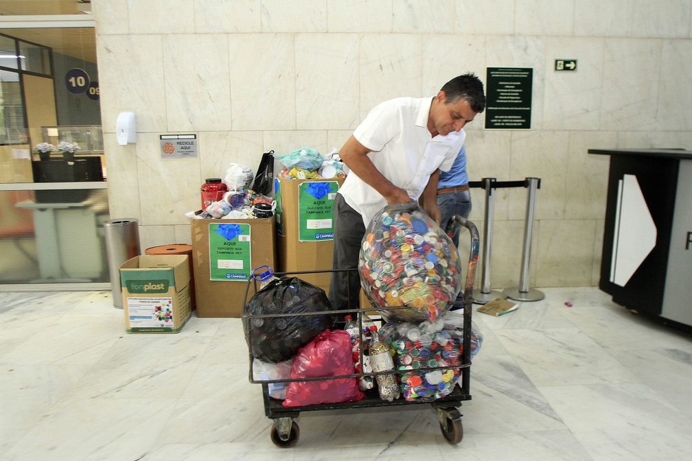 Tampinhas podem ser de qualquer produto, não apenas de garrafas pet