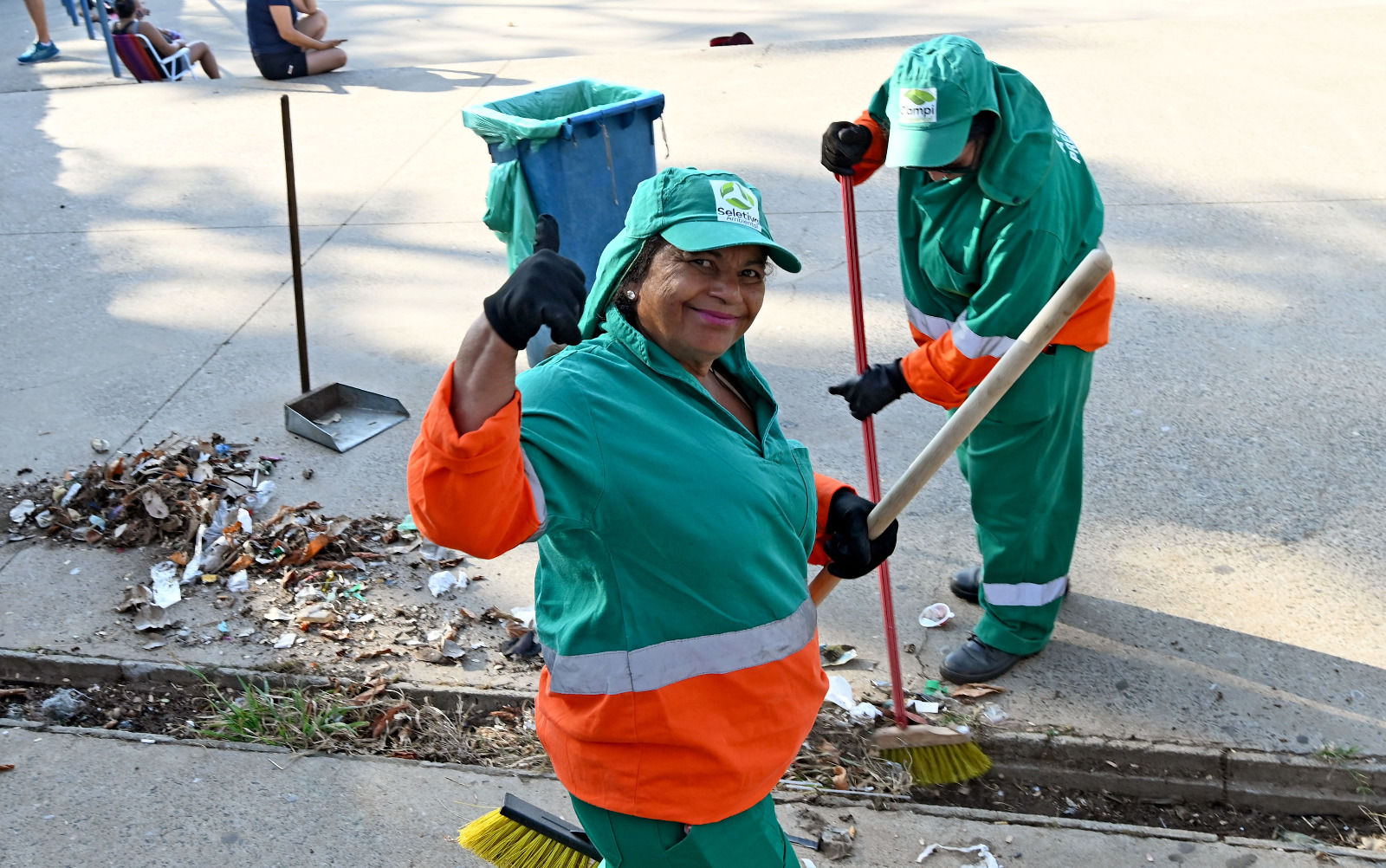 Colaboradores da limpeza desempenham importante função para o bem-estar social  