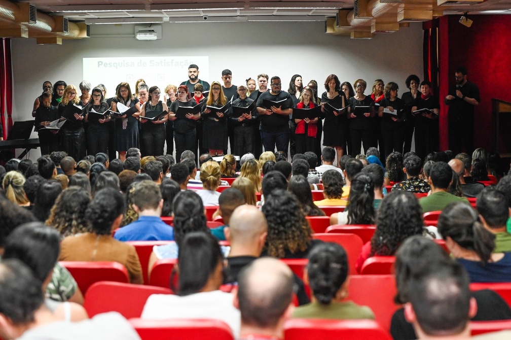 Apresentação surpresa do Coral dos Servidores emocionou a plateia