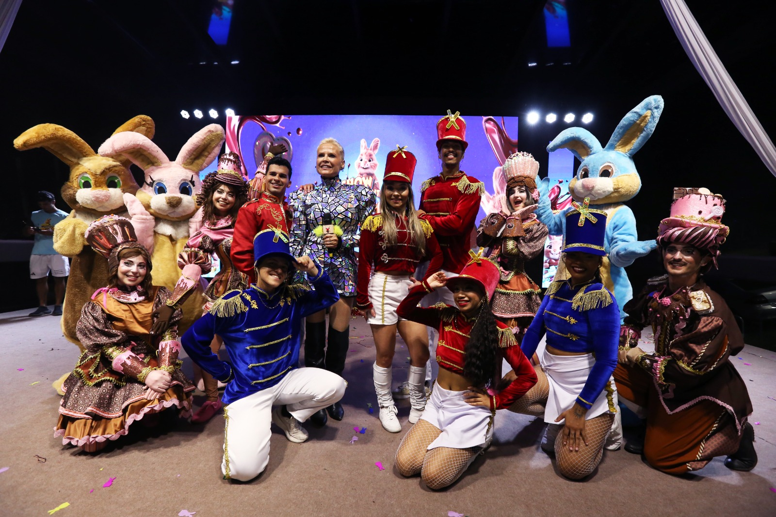 Adriano Rosa Apresentação teve músicas, coreografias e cenários tecnológicos e imersivos