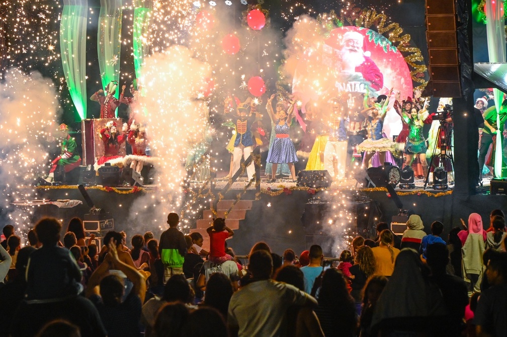 Com efeitos que surpreendem o público, o espetáculo com atores e cantores ao vivo emociona o público