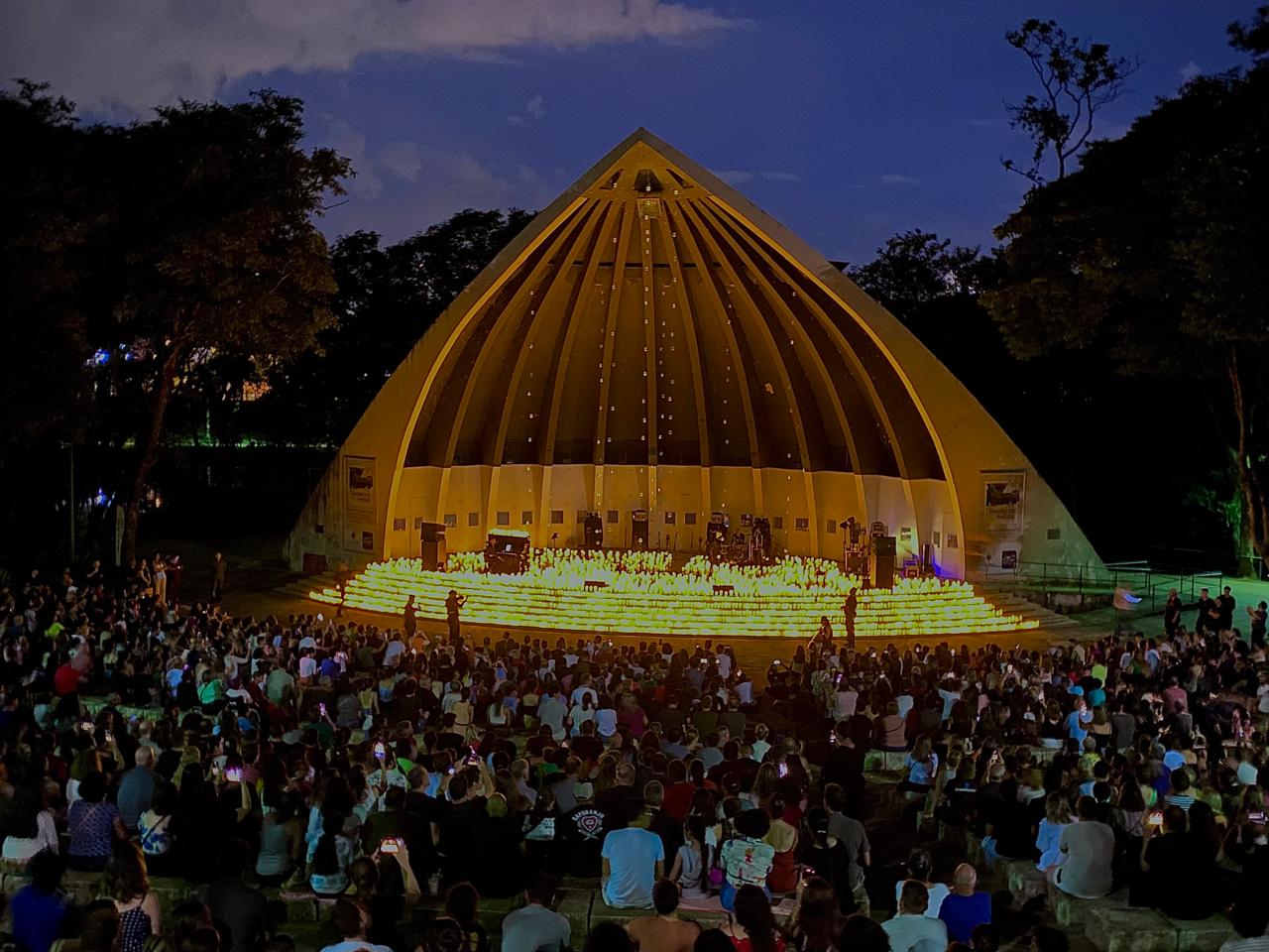 Show na Concha Acústica proporcionou imersão sensorial ao som de canções clássicas de Natal 