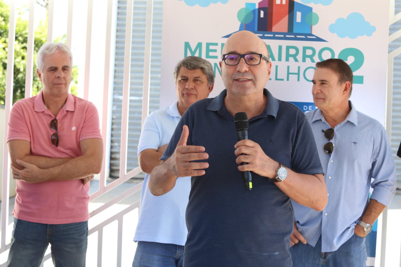 Prefeito Dário Saadi e secretários durante a cerimônia de entrega