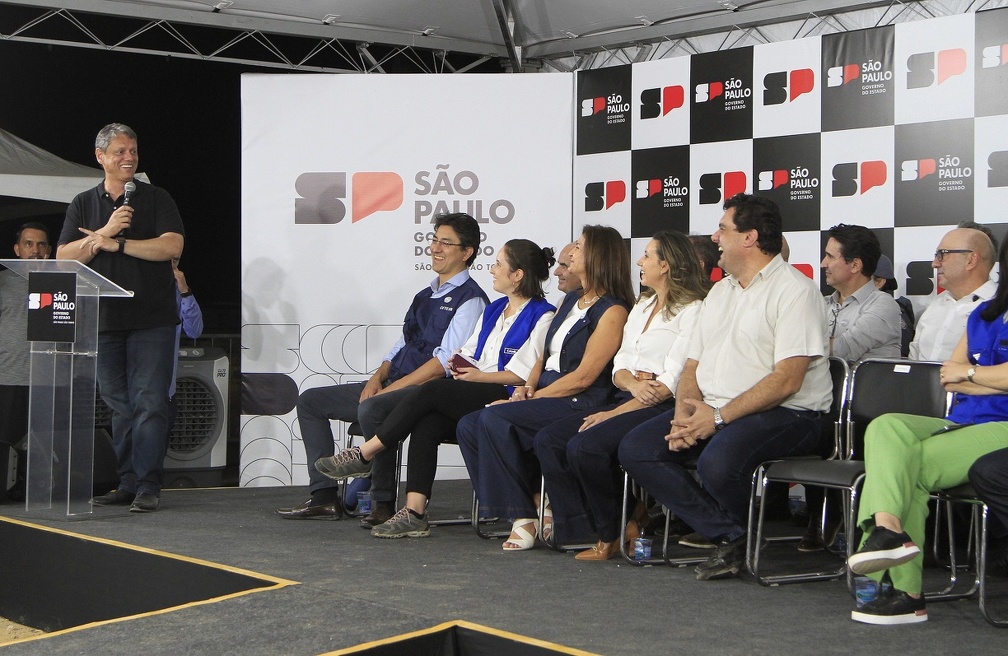 Governador Tarcísio de Freitas discursa durante visita à construção da Barragem de Pedreira