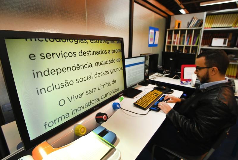 Carlos Bassan O leitor de mesa amplia textos impressos e facilita a leitura