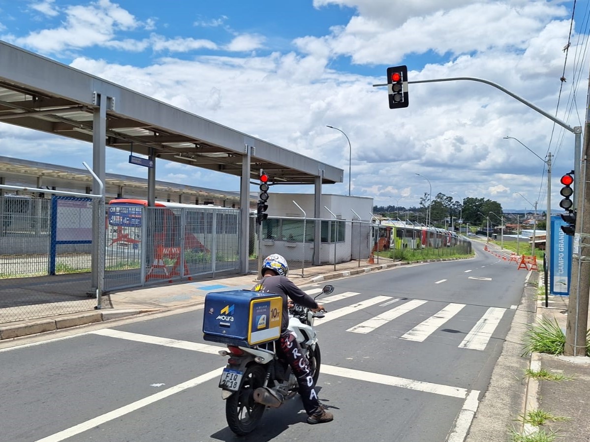 Usuários devem utilizar a travessia semaforizada para atravessar com segurança