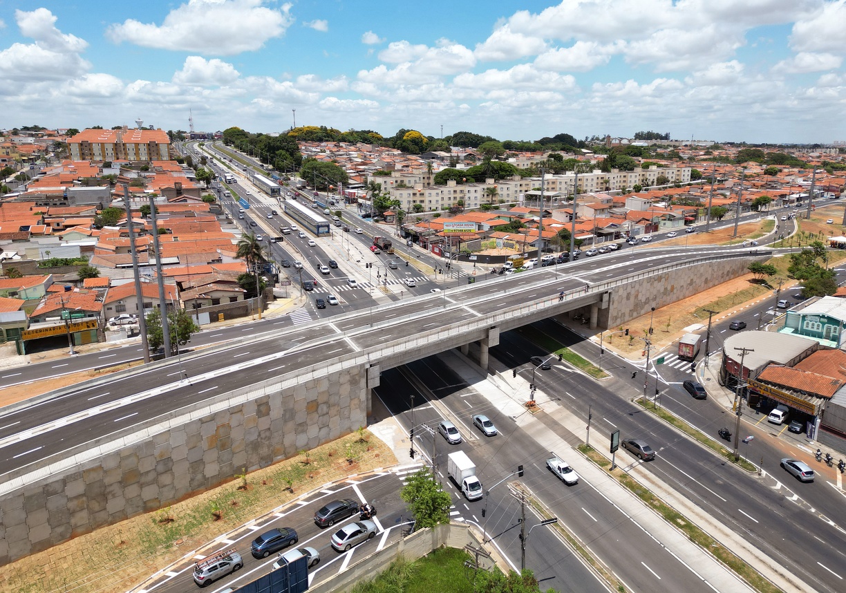 Viaduto da avenida Transamazônica sobre a John Boyd Dunlop 