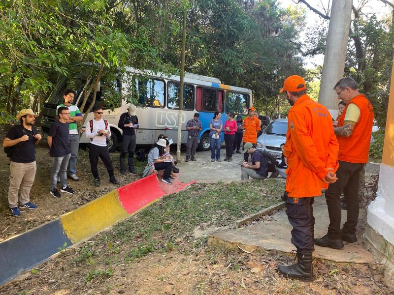 Alunos e professores foram ao Distrito de Sousas, com agentes da Defesa Civil, conhecer área de risco monitorada