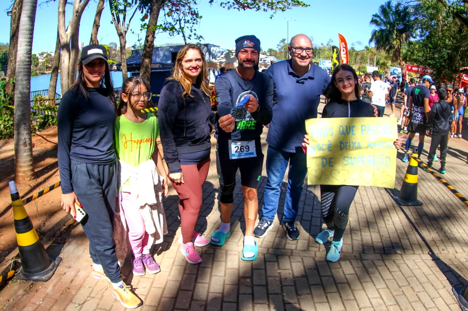 Rogério Capela O prefeito Dário Saadi cumprimentou participantes na chegada da Ultramaratona