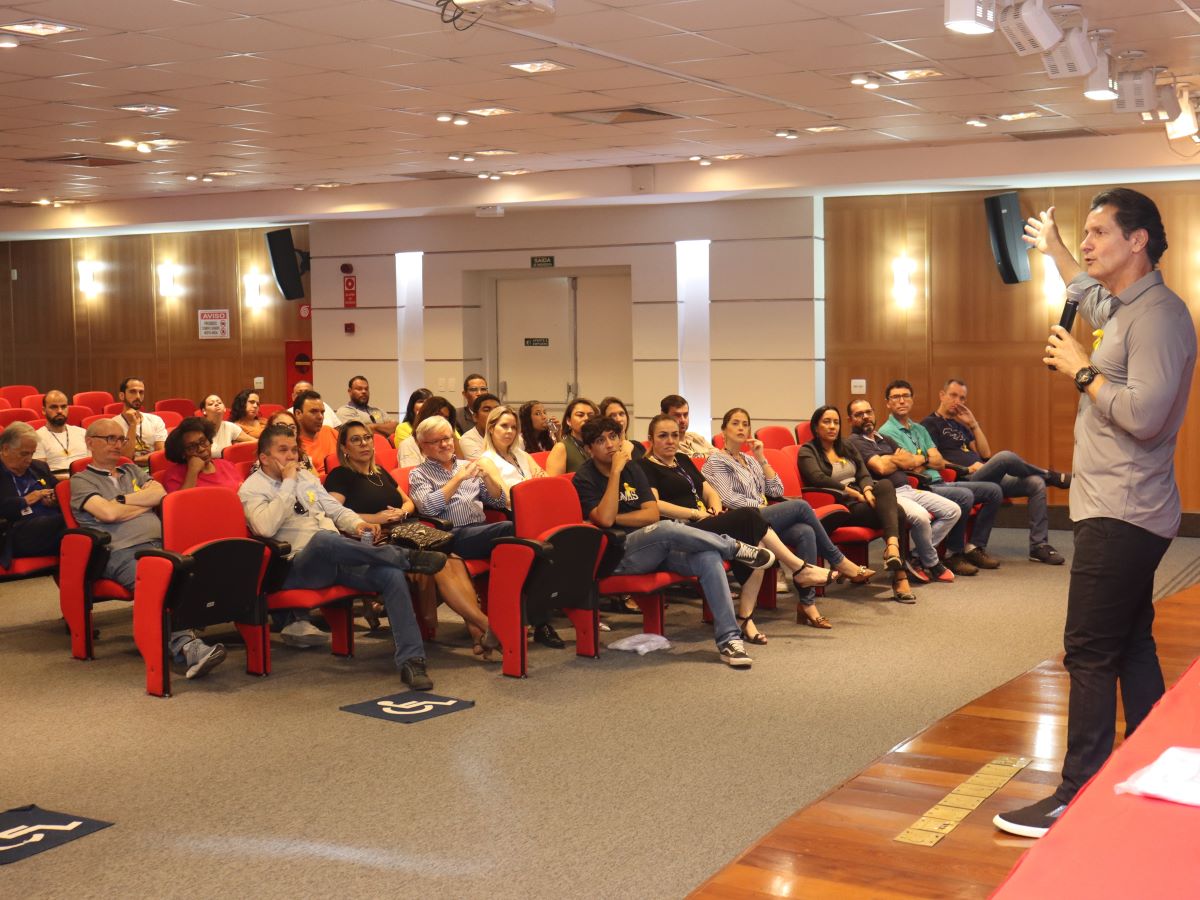 O piloto, instrutor e apresentador, Cesar Urnhani, reuniu cerca de 100 pessoas na Universidade Mackenzie