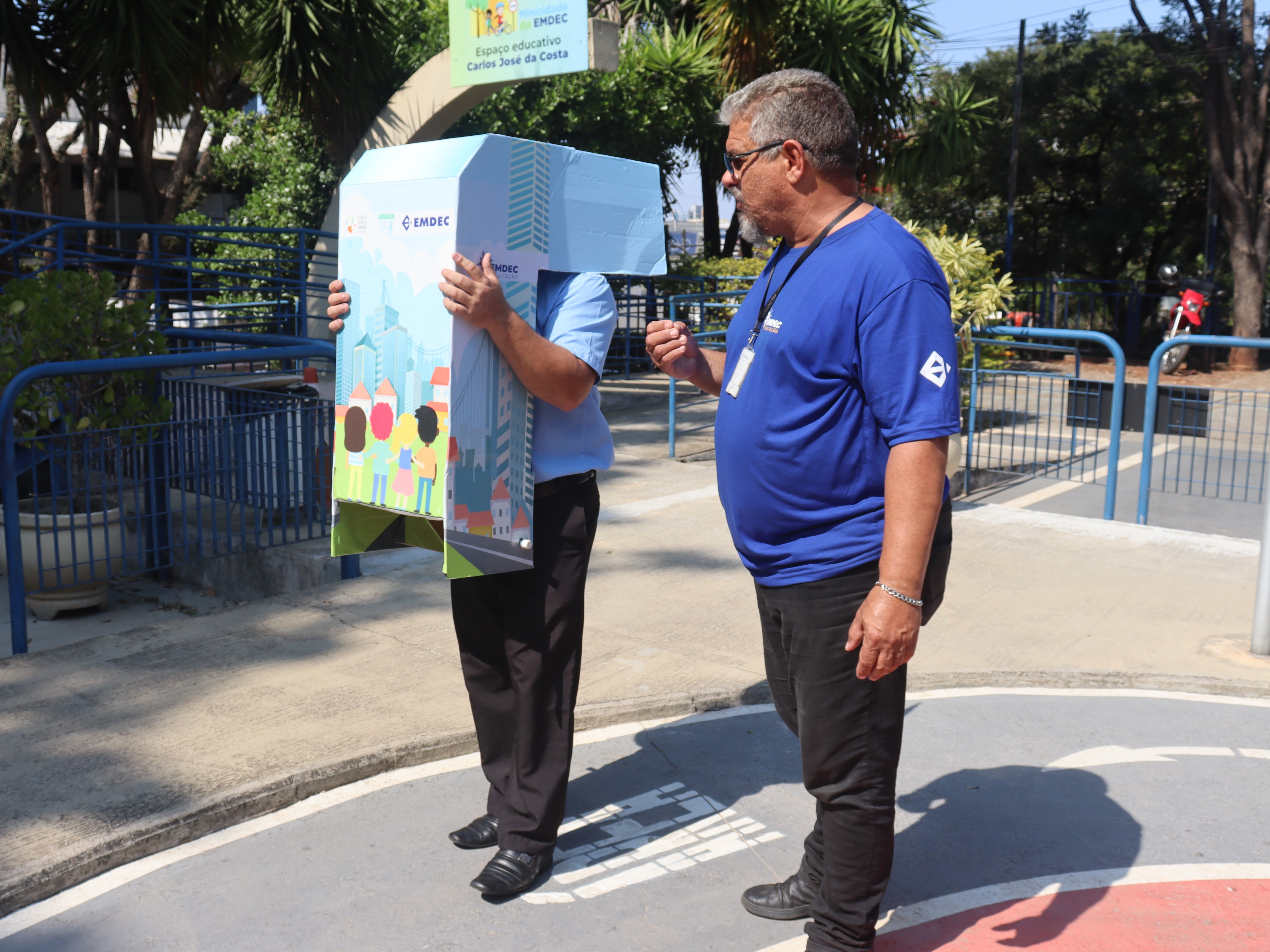 Uso de periscópio reverso para simular a visão de uma criança ou pessoa de baixa estatura