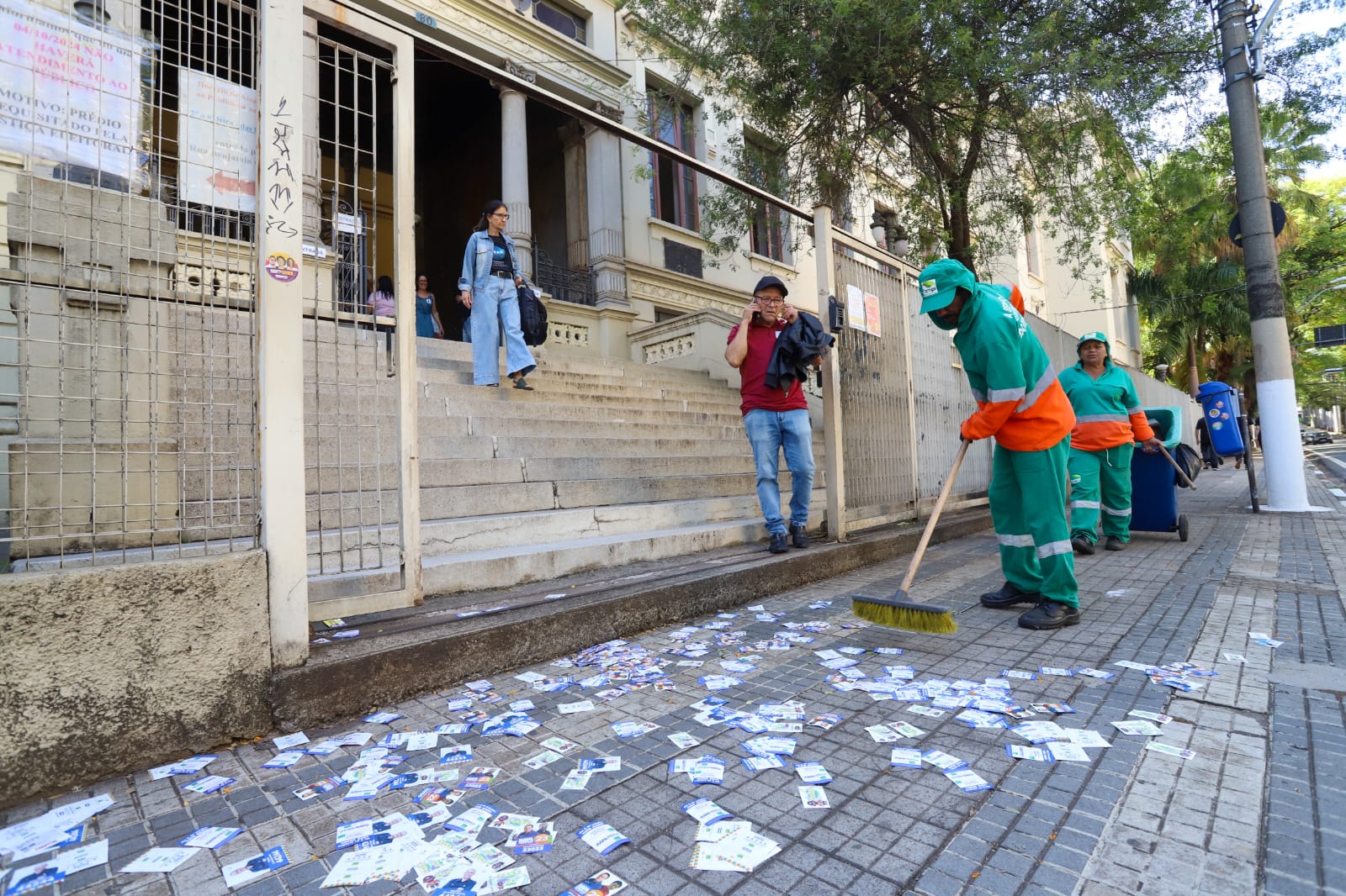 Dia da eleição municipal teve força-tarefa com o trabalho de 70 varredores em 31 locais de votação da cidade