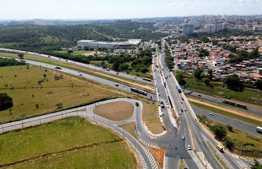 Viaduto sobre a Rodovia dos Bandeirantes