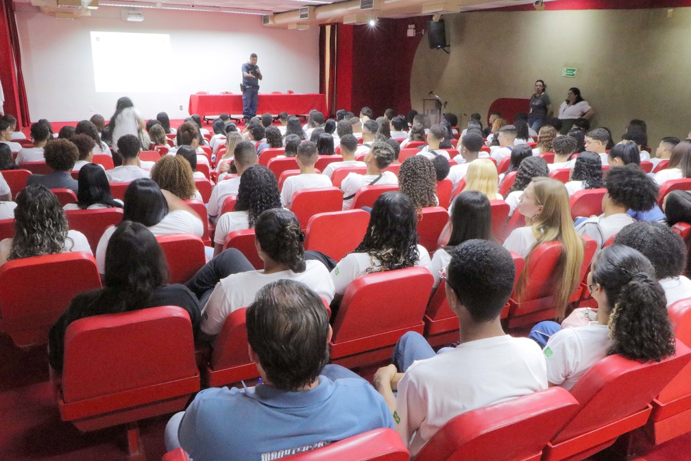 Jovens durante Oficina da Vibe no Salão Vermelho