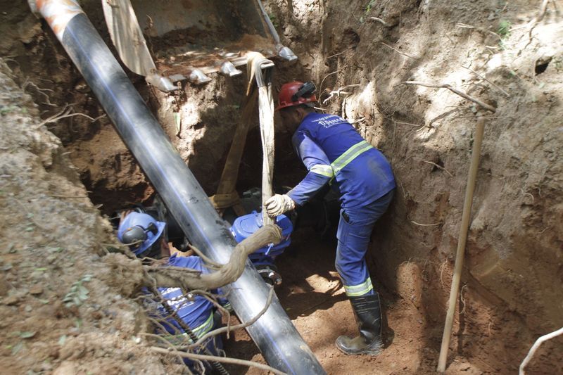 Funcionários trabalham em obras da Sanasa