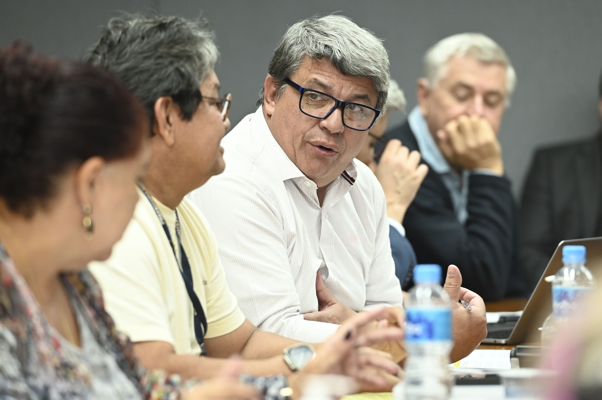 O vice-prefeito, Wanderley de Almeida, durante negociações com representantes do STMC