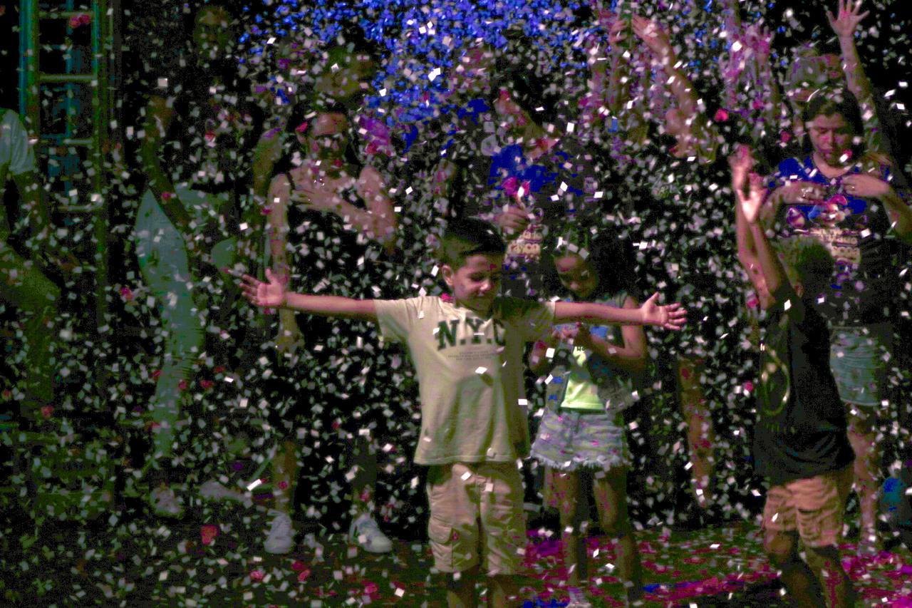 Chuva de papel picado é uma das atrações do espetáculo