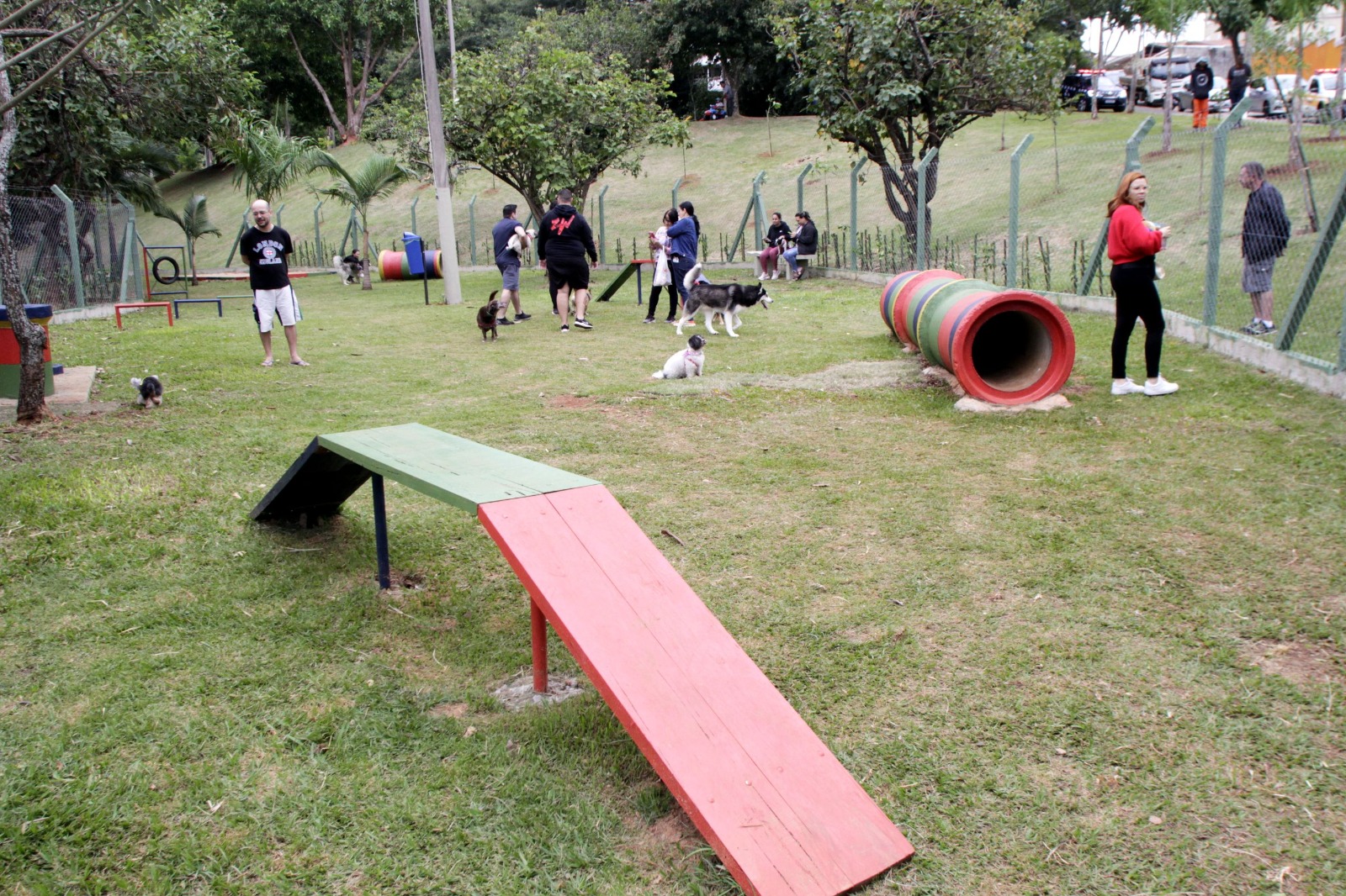 O local foi totalmente estruturado especialmente para lazer, exercícios e socialização dos cães, beneficiando uma população de 30 mil pessoas