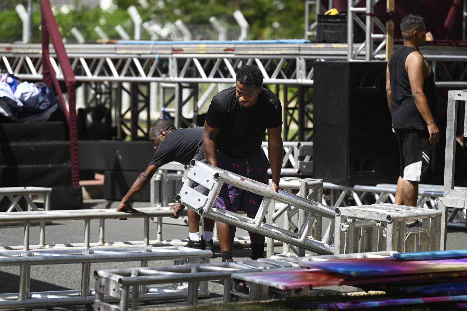 Montagem do palco exige equipe especializada em luz e som