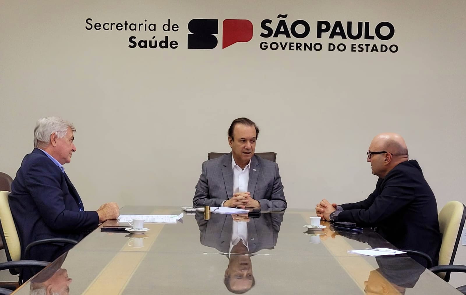 O secretário de Saúde, Lair Zambon, e o prefeito Dário Saadi com o secretário estadual de Saúde, Eleuses Paiva