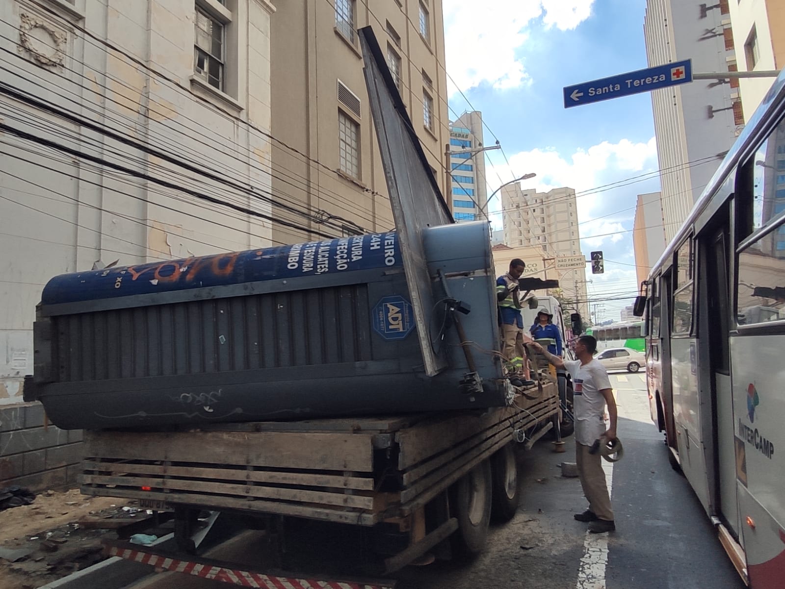 Banca foi retirada na tarde desta quarta-feira, 3 de abril