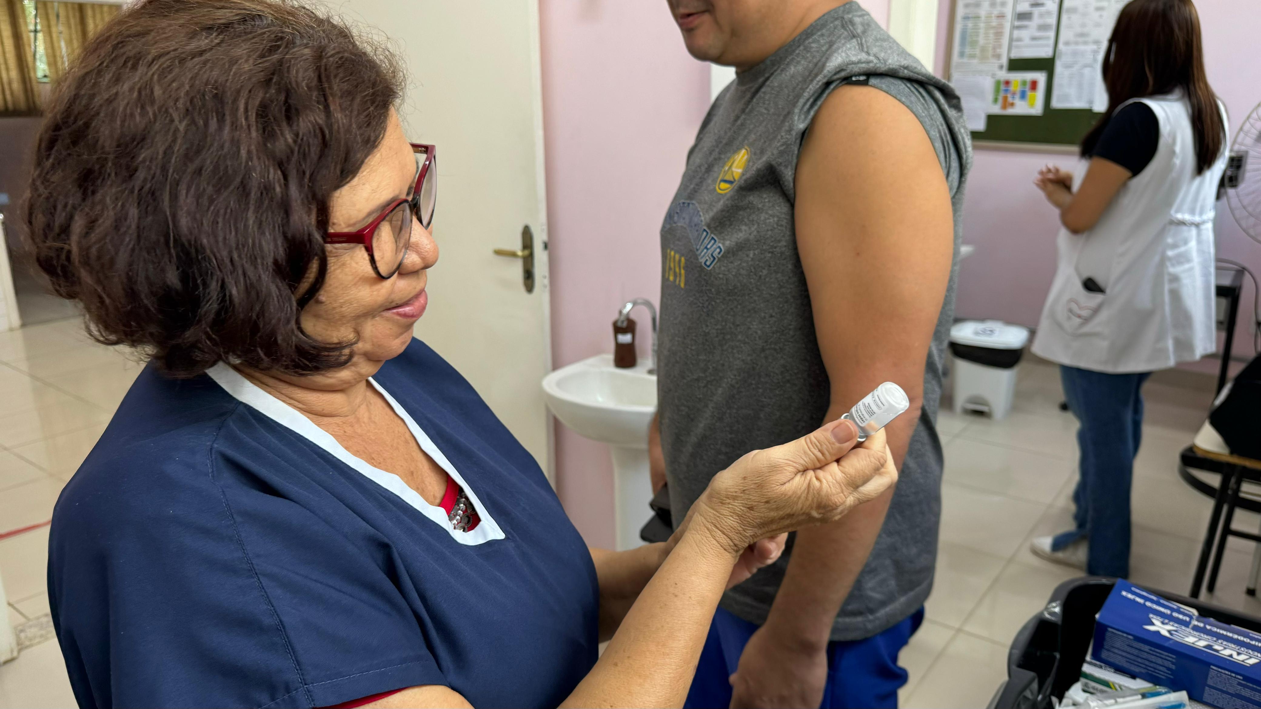 Paciente recebe dose de vacina contra gripe no CS Aurélia