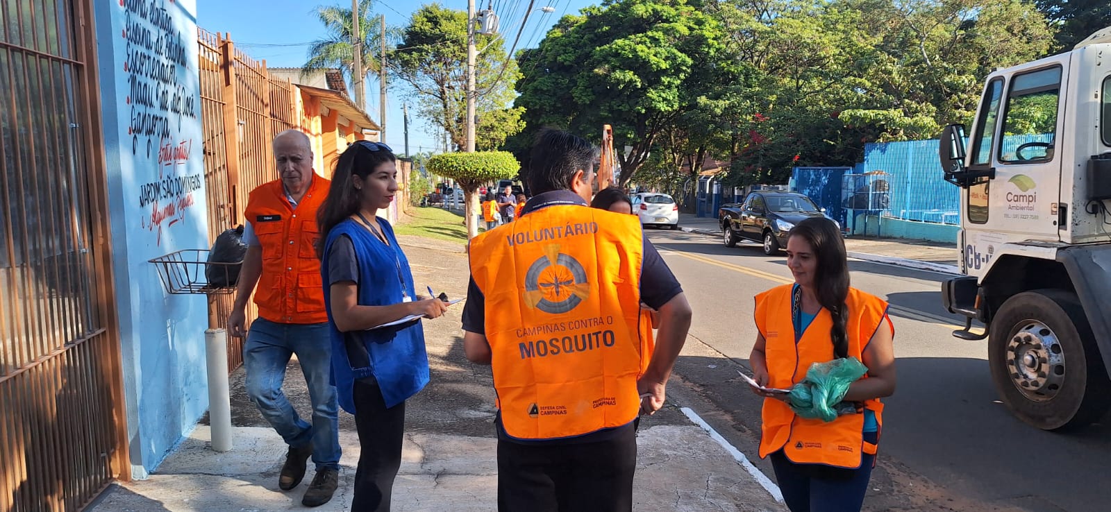 Equipes visitaram imóveis na região Sul da cidade e orientaram moradores