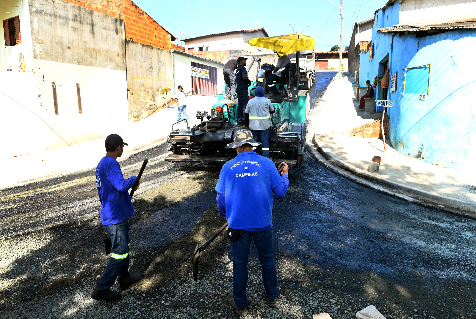 O processo de aplicação e compactação de massa asfáltica é a última etapa da pavimentação