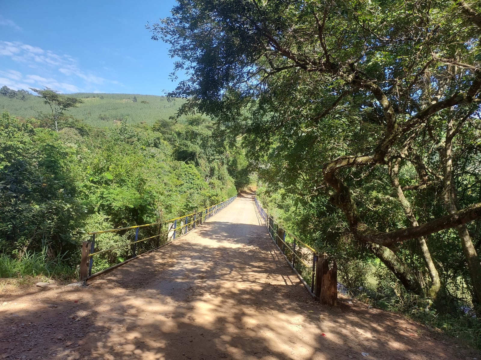 Novo corrimão sobre a ponte de 85 metros foi soldado em uma base de trilho e depois pintado