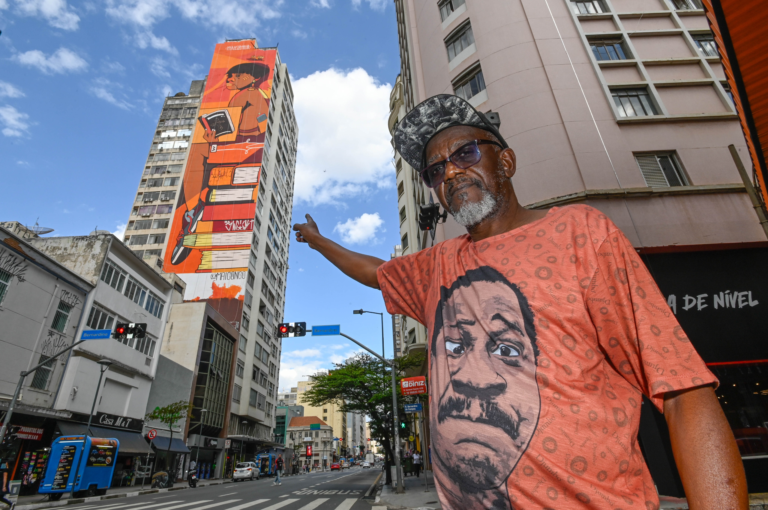 Rogério Capela  Malachias aponta para o mural no centro