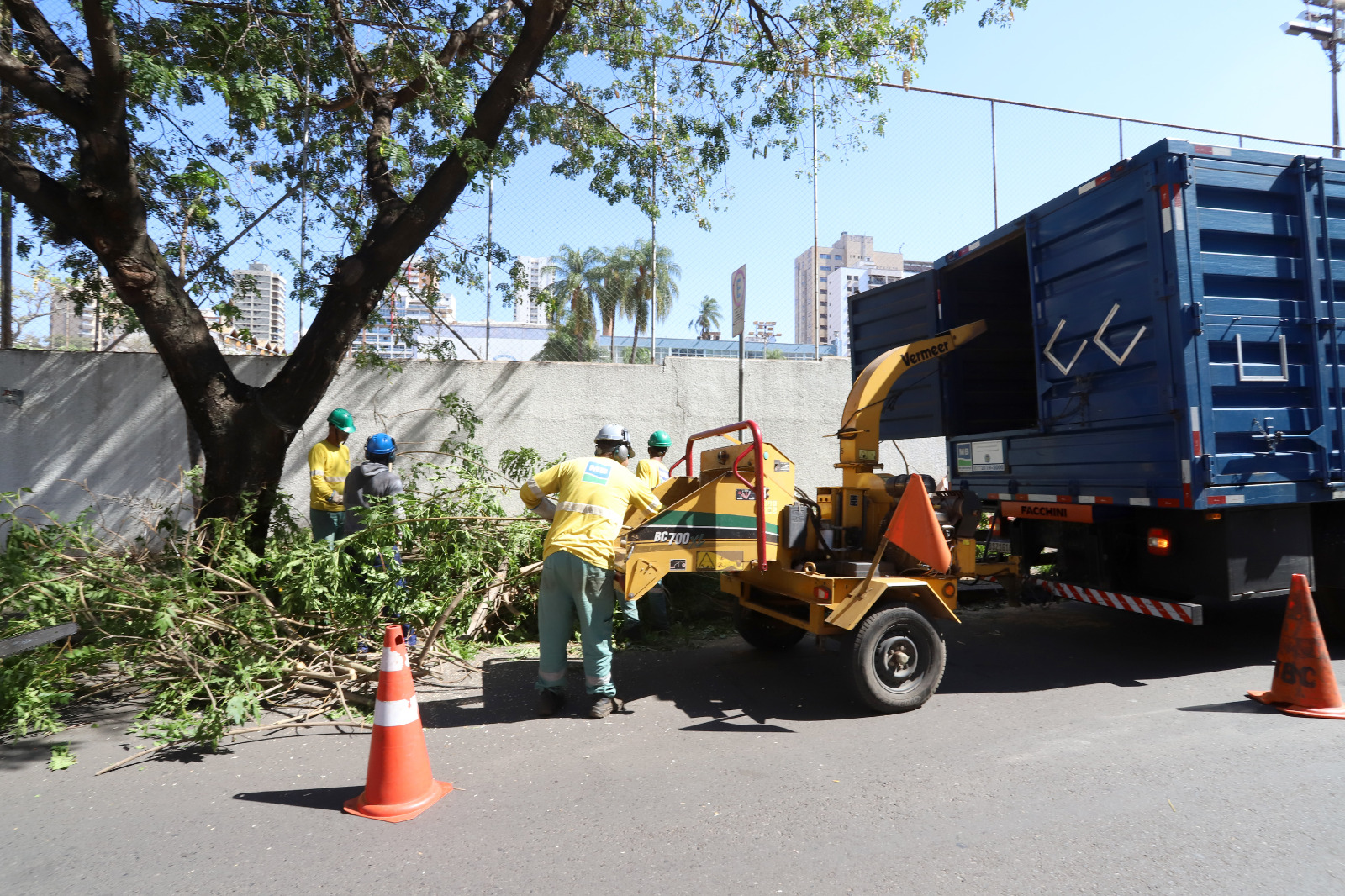 São 15 equipes trabalhando para desobstruir vias e calçadas 