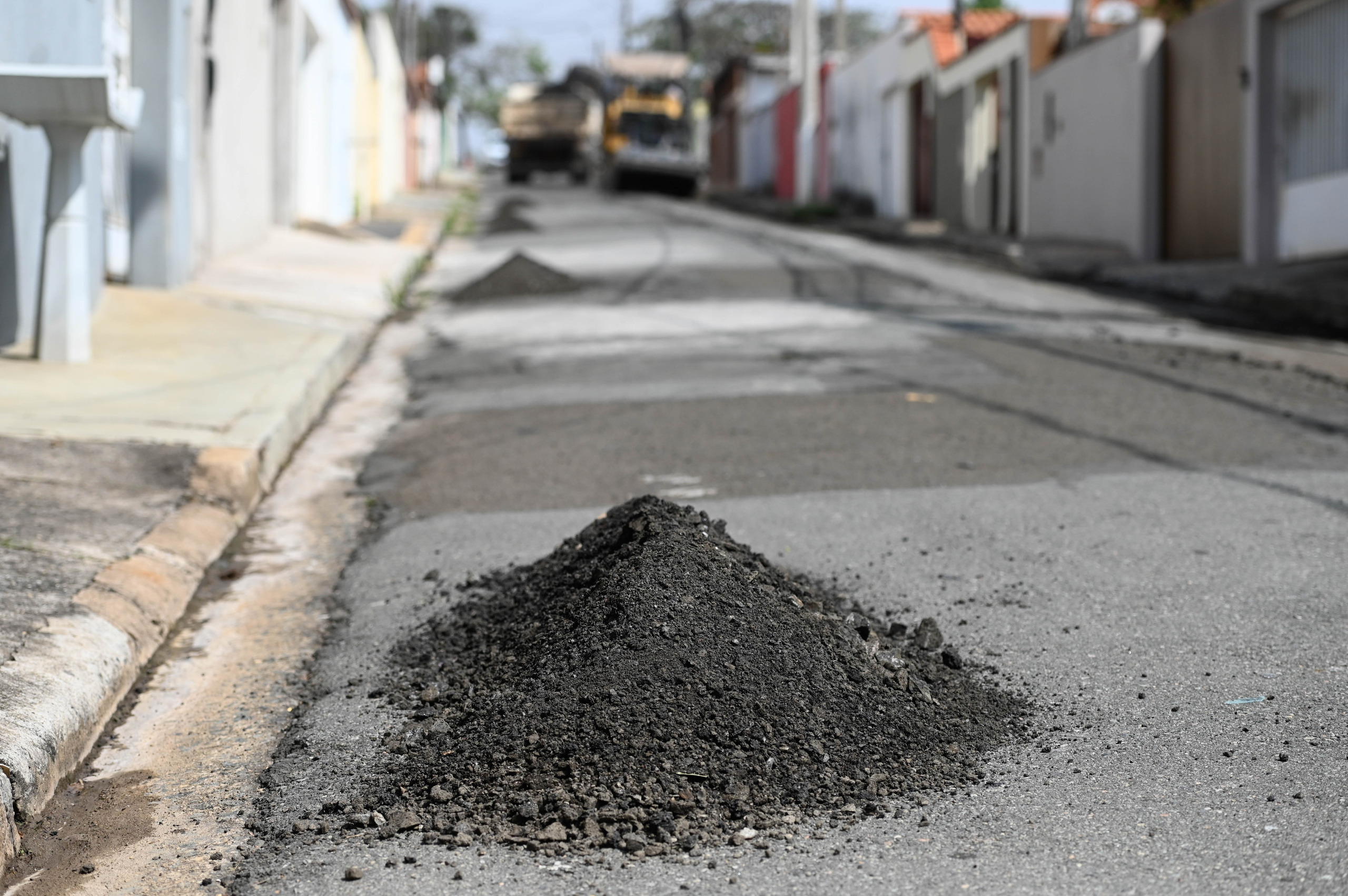 Fresadora "raspa" o asfalto superficila antes da aplicação de nova massa asfáltica