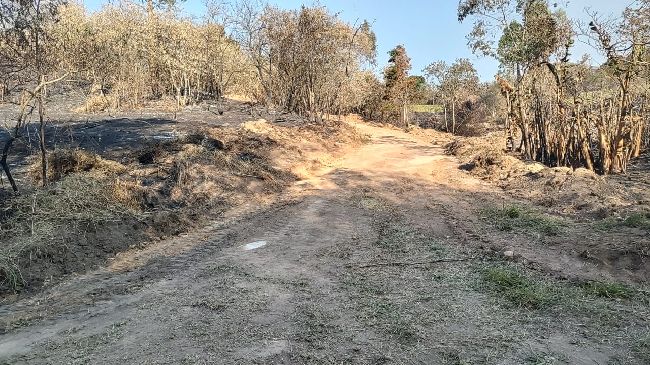 Subprefeitura de Joaquim Egídio abriu estradas de terra para que veículos de combate ao fogo possam passar 