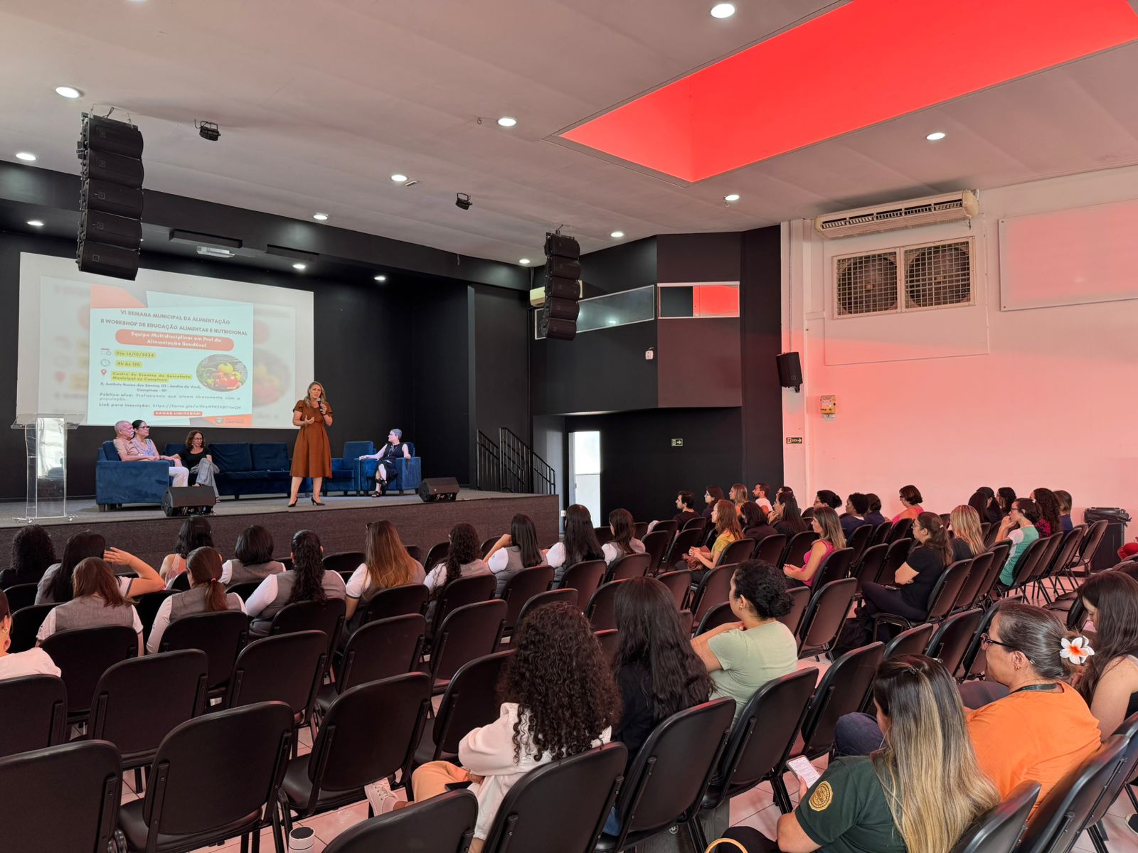 A secretária de Desenvolvimento e Assistência Social, Vandecleya Moro, discursa no II Workshop de Educação Alimentar e Nutricional 