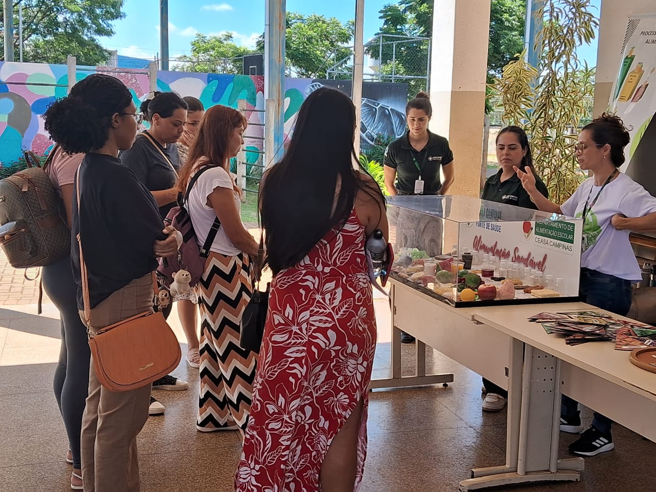 Orientação sobre saúde e nutrição e exposição itinerante